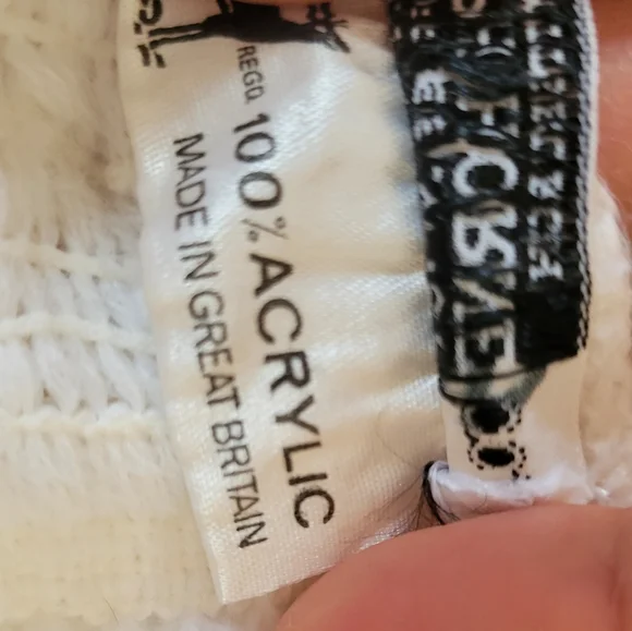 Vintage Joseph Horne Co White Crochet Triangular fringe Shawl - Picture 8 of 8